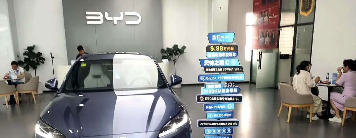 前天去比亚迪保养车。

在销售部看到了比亚迪新车大降价。

去年海豹要卖