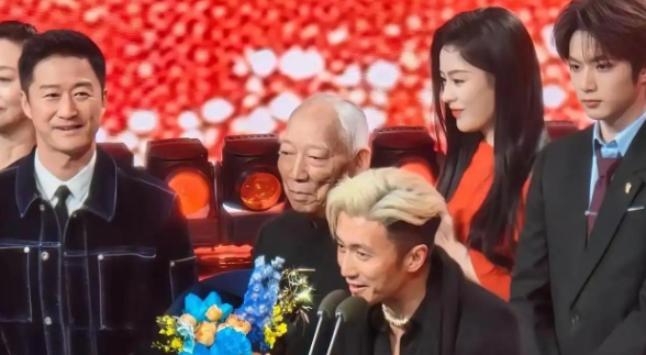 真的是苦了谢霆锋了
要是再给小谢10公分
那真的是无敌了
小谢你可不能就此气馁啊