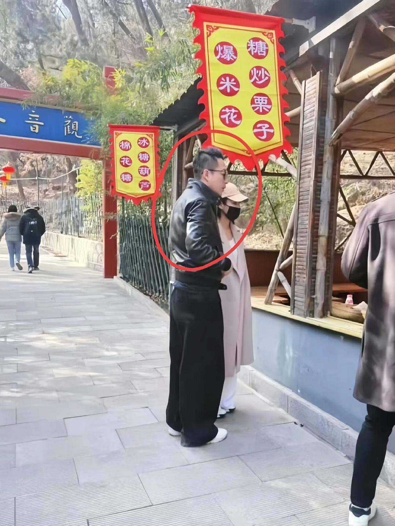 近日，有网友在北京红螺寺巧遇汪小菲和马小梅。他们这是去祈求什么？是为大S祈福还是