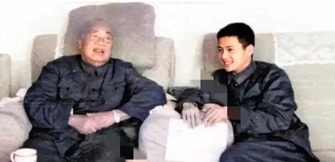 70年代初，朱老总与外孙刘健在一起，亲切交谈，嘘寒问暖，温暖又温馨，笑容满面，举