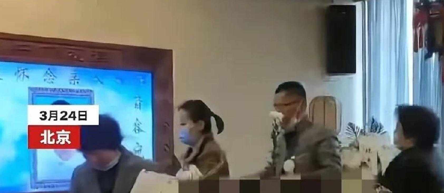 刷到杜女士告别厅视频，姚爸哽咽着说已多次奔波，妻子悲痛欲绝，卧床不起。



令