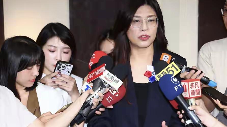 郑丽文宣布：兼任国民党“革命实践研究院”院长，并亲自授课