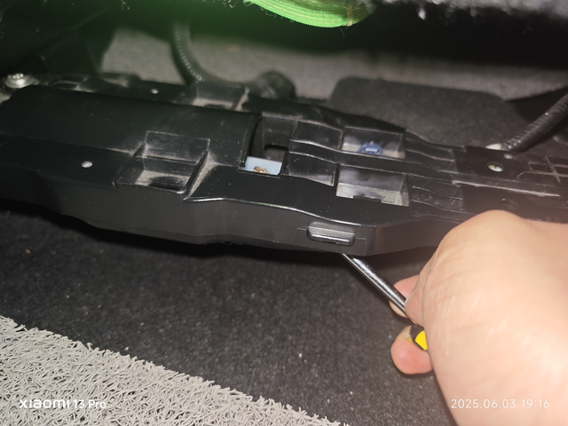 9.5代雅阁座椅异响修复
座椅异响有一段时间了，实在忍受不了了，网上也搜了不少帖