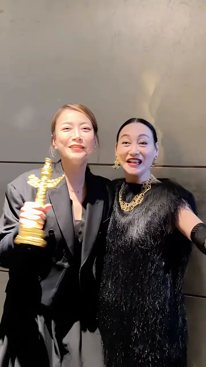 恭喜红姐成为华表奖首位中国香港女演员。
期待红姐未来更多优秀作品。
