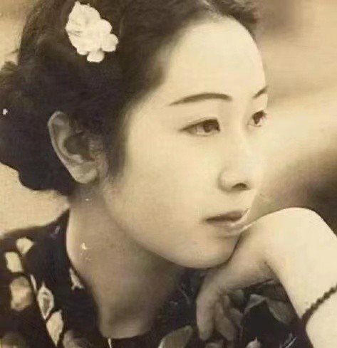 1918年，一女子结婚6年不能生育，被丈夫赶出家门。之后，她被一名年轻军官看上。