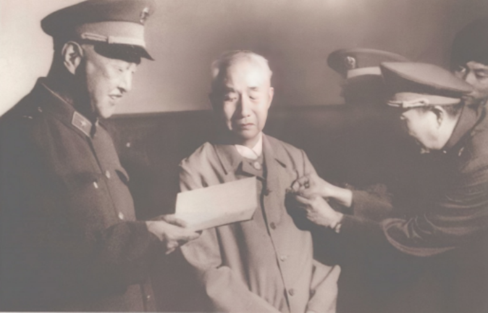 1988年7月31日，军委副秘书长洪学智上将代表军委向徐向前元帅授勋。老部下给老