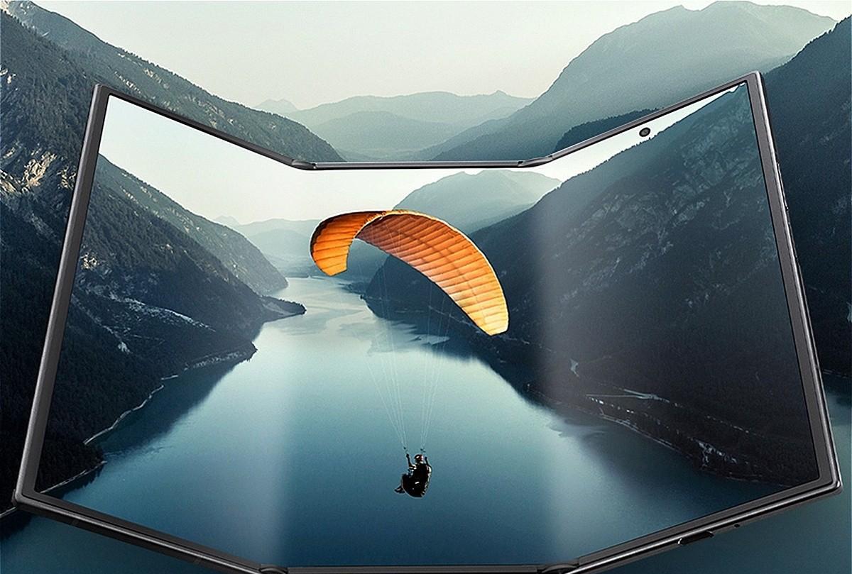 三星今日正式发布了其首款三折叠手机Galaxy Z TriFold，使用10英寸