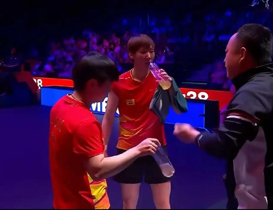 被莎莎可爱到了！双打水间小插曲
刚刷到WTT美国大满贯女双赛场超可爱一幕！双打比