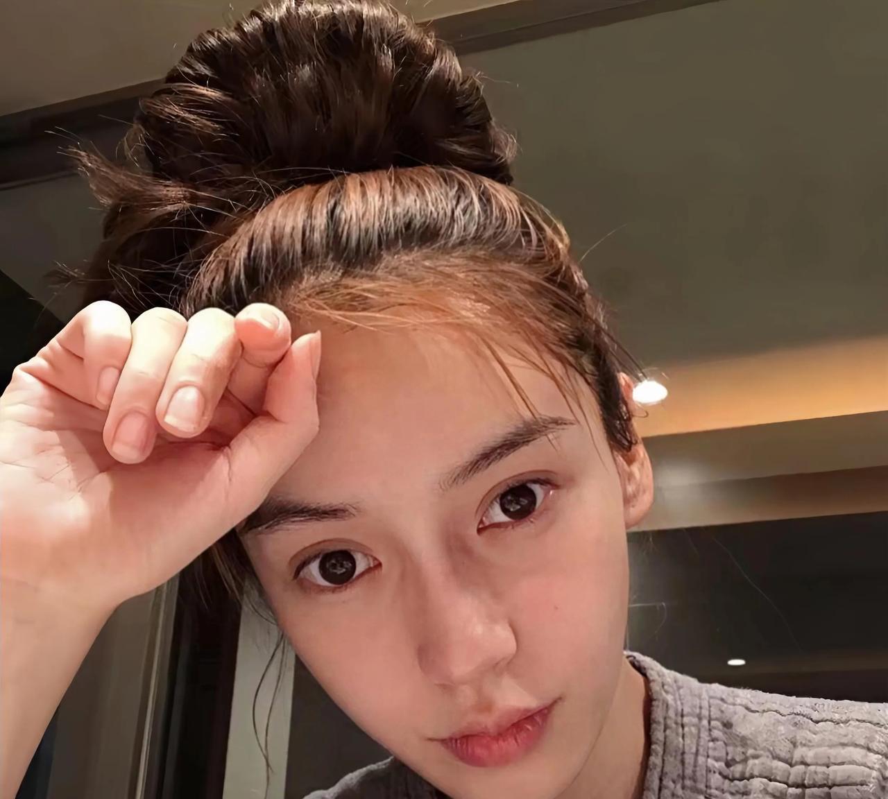 angelababy杨颖素颜也超美！36岁肌肤透亮如少女，感叹岁月是不是忘了她，