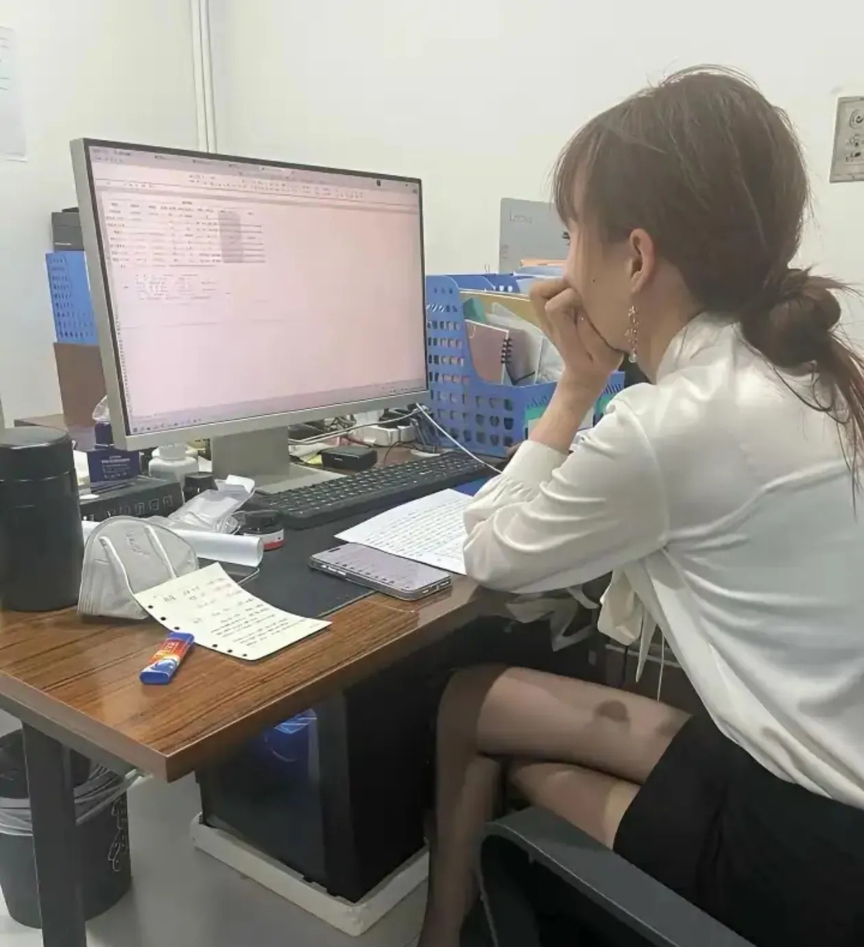 新来的员工很努力，中午饭都不吃还在工作。