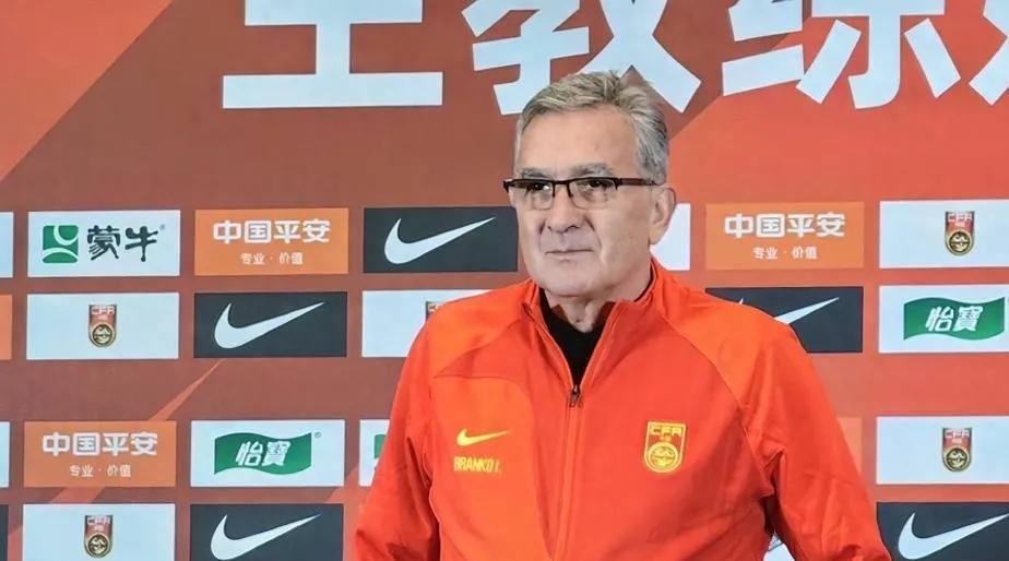 国足球员爆料伊万曾经也有多次弄错球员！这是非常不能理解的！国足主帅伊万在与印尼比