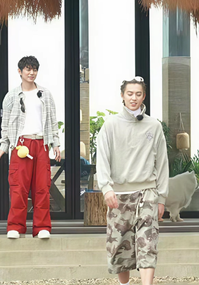 现在全网最让人羡慕的应该是王鹤棣了吧？  
他的幸运不是流量爆棚，  
也不是资