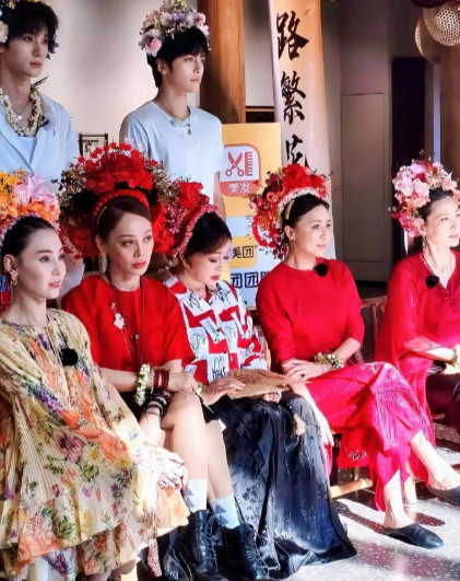 看看这张照片里的何赛飞就清楚了
年纪大了以后，光漂亮是不够的，最重要的还是整个人