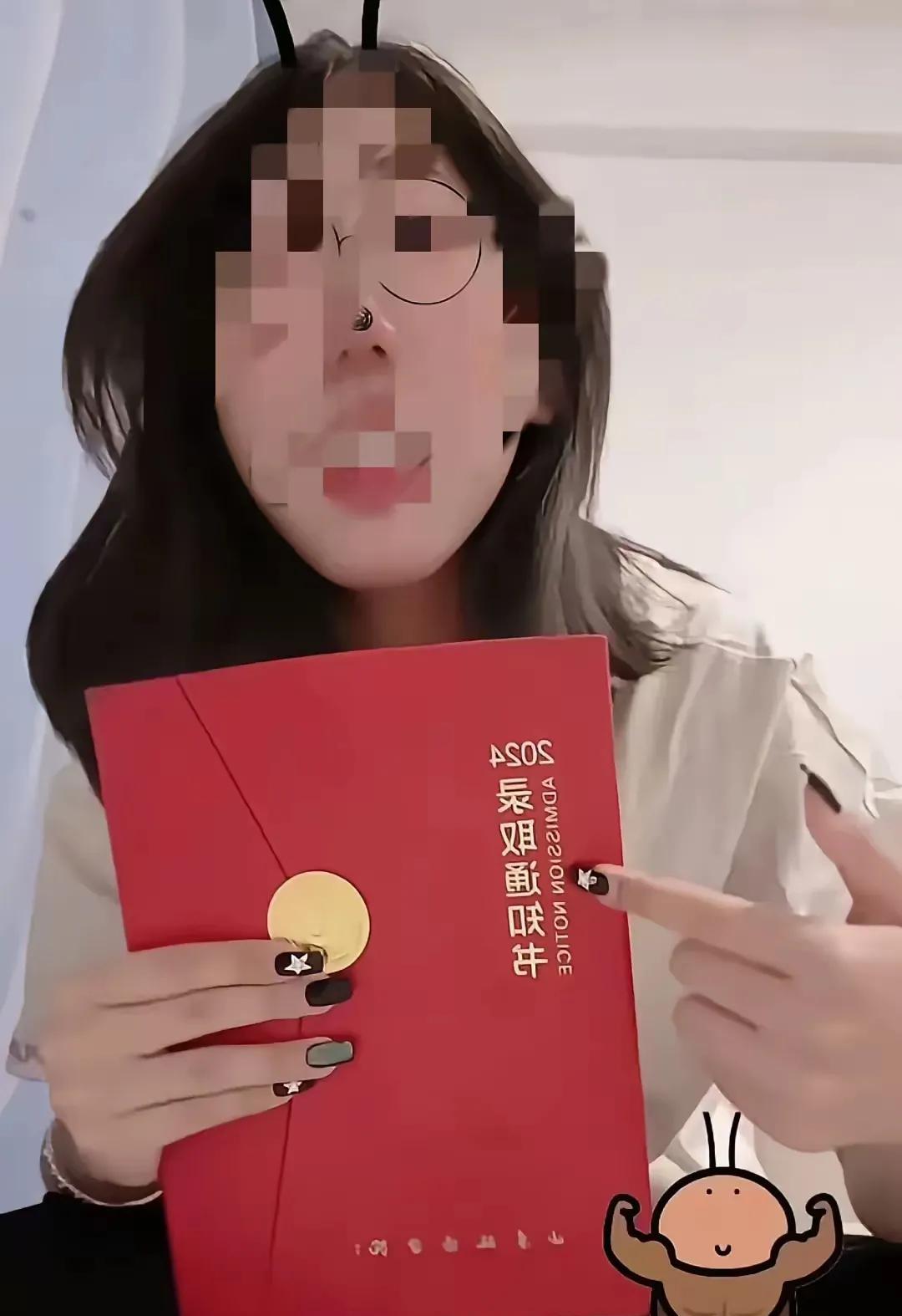 扎心了！山东，一位女生发视频，拿出两份录取通知书，一份写着2024年山东政法学院