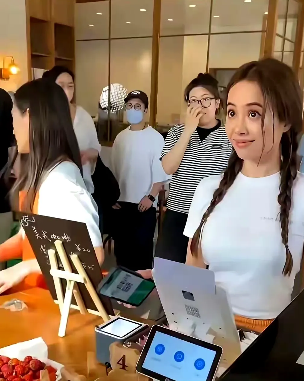蔡依林医美里做的比较成功的一位了，40几岁的人居然一点也不显老