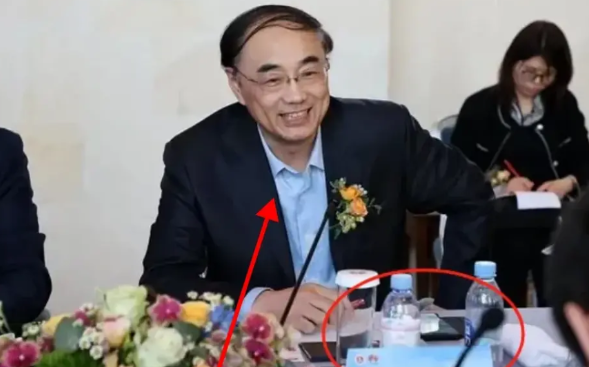 一觉醒来

留学生不干了

对学校的整顿留学生群体反应激烈

几日几天，很多留学