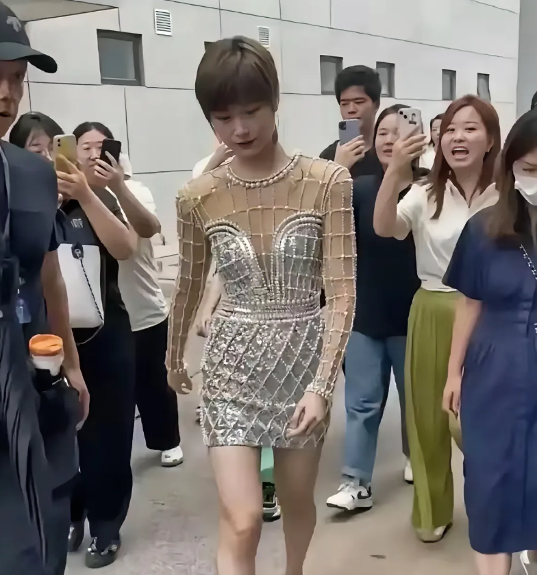 李宇春，170cm，满身的珍珠短裙好女人！