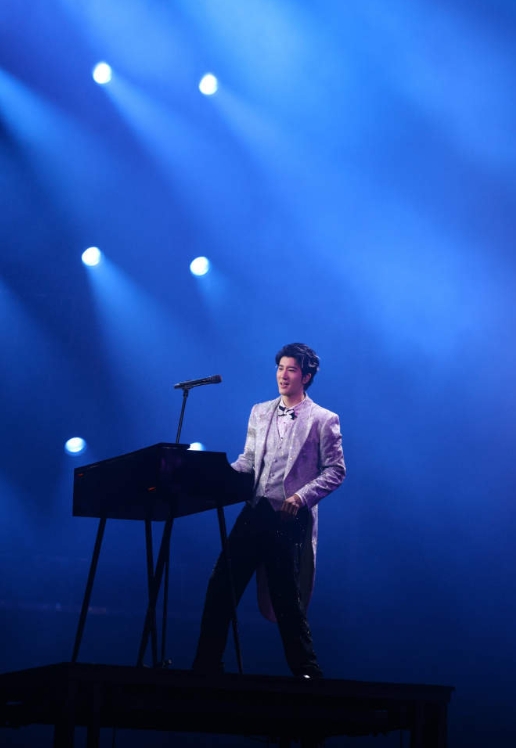  舞台上优雅从容的音乐王子，私下饭撒却反差萌拉满！正得发邪的互动带着拙朴的真诚，