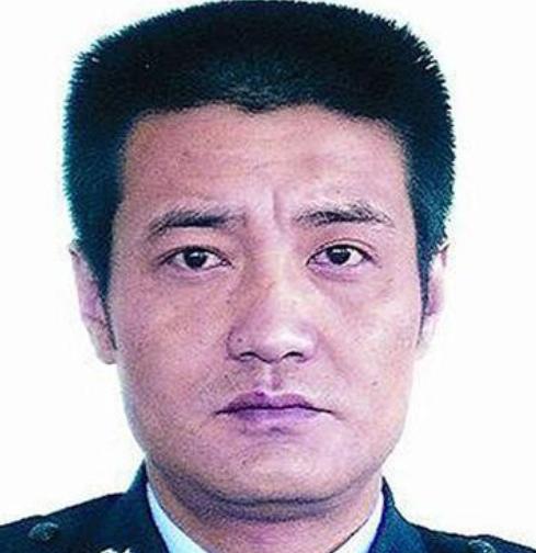 1998年，一名男子在兰州火车站等待火车，这时从他身边走过来一名警察，两人对视一