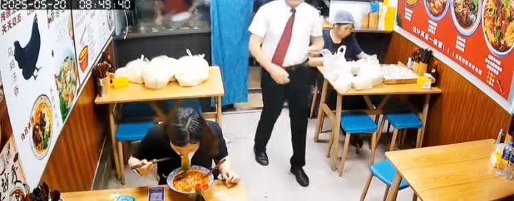 一家面馆贴了一个“出门在外遇到困难可以免费吃面”的牌子。
结果一个穿着白衬衣打