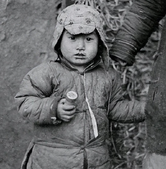 1937年4月15日，在柳条沟的刑场上，5岁的小金子对妈妈说：“妈妈不哭，我不害