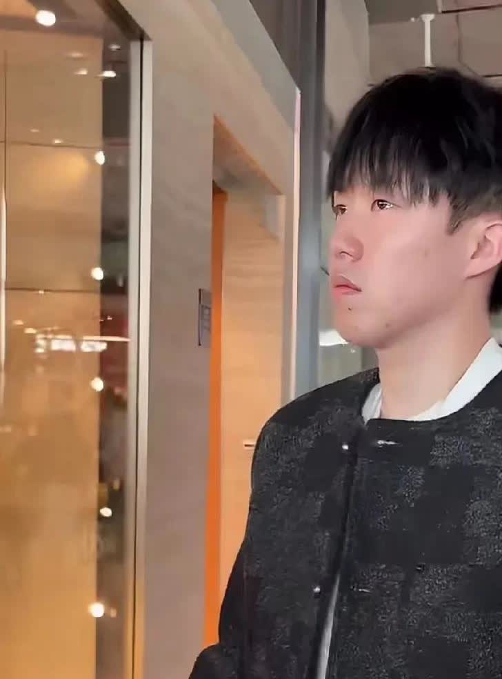 没有人挤他，那不开心嘛
还是有的，看多点视频就知道了今天的路透
钦少已经习惯