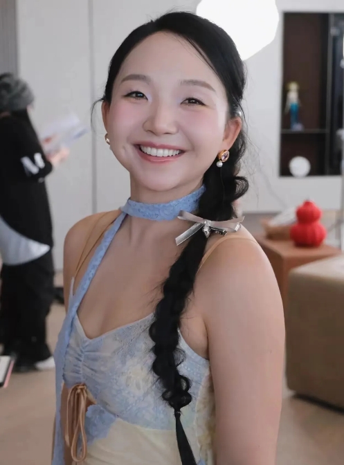 辣目洋子李嘉琦的改变何止一点点，看到她最近上《乘风2025》的路透，真的是变美了