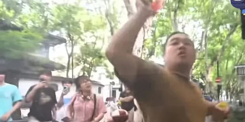 台湾网红“馆长”被黄衣男子堵饭店门口，

激烈辱骂语音破口而出，

怒气