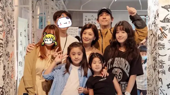 贾静雯一家五口看展，咘咘黑眼圈好大，没以前漂亮但依旧招人稀罕