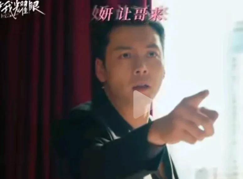《许我耀眼》看沈皓明为追妻直接化身搞笑男。
沈皓明为了查看是不是有男生来过许妍做