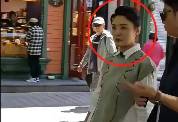 周涛是一个懂得表情管理的人，当主持人温婉甜美，当领导就犀利决绝。