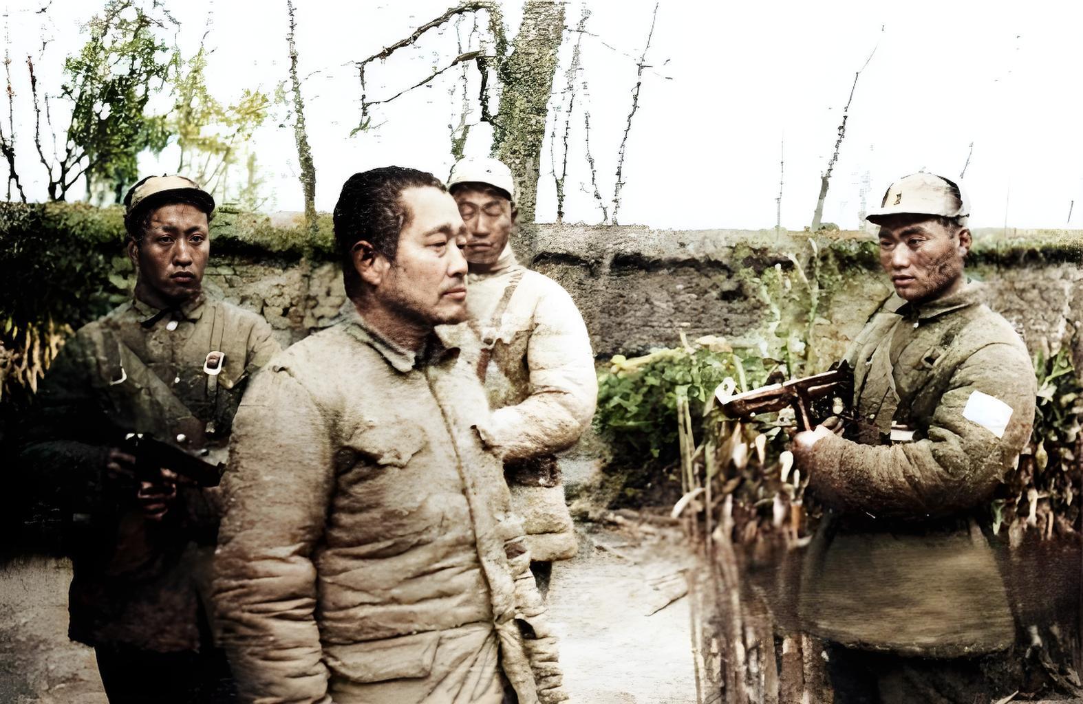 华东野战军第4纵队第11师卫生处医疗队通信员范正国、崔喜云2人勇敢机智活捉化装逃