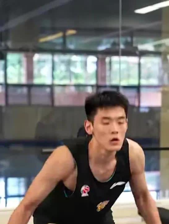 广东宏远年轻队员挥汗如雨的力量训练
确定升一队的杨溢  陈家政  王洪泽  章