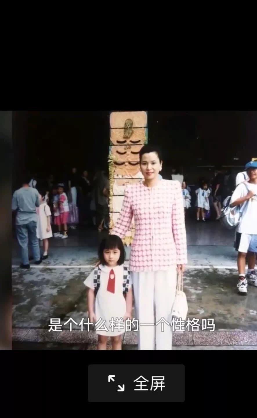 何超莲说她的母亲三太年轻的时候还得过抑郁症，经常哭，因为周围的环境比较复杂，她说
