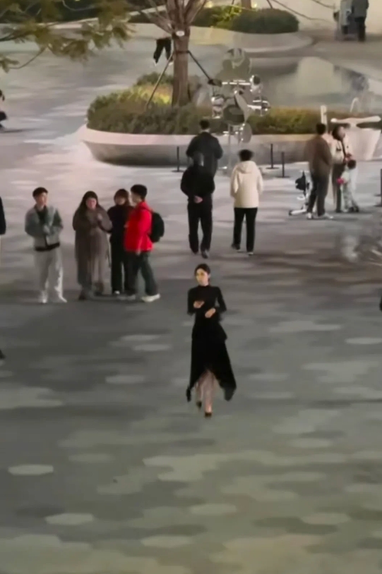 还是那句话，气质到位十米开外就能发现你是个美女。
发现了一个和刘诗诗风格很像的美