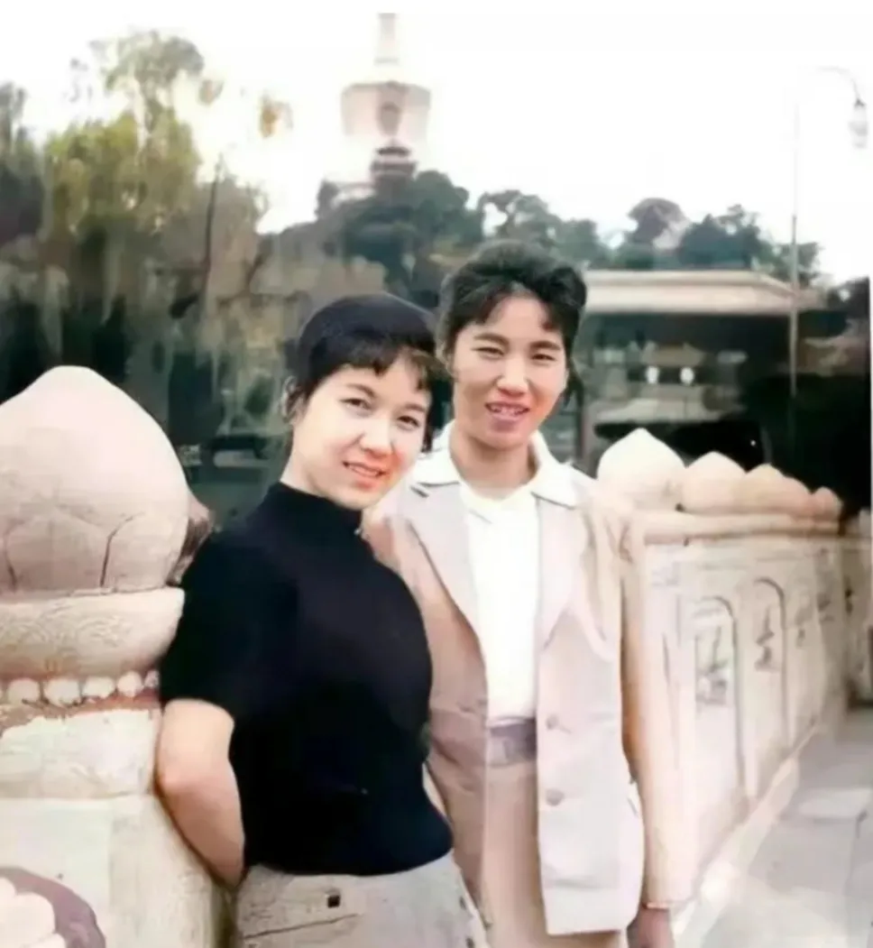 1963 年夏，北京北海公园留下珍贵瞬间：赵丽蓉（右）与新凤霞（左）并肩合影。虽