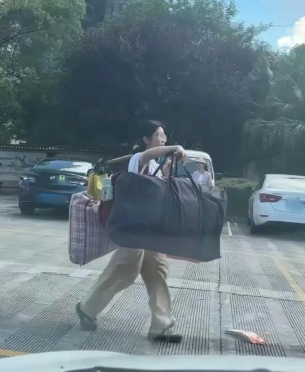 桂林独自挑着行李回家的高考女生找到了，果然就和网友猜测的一样，女孩家里的条件确实