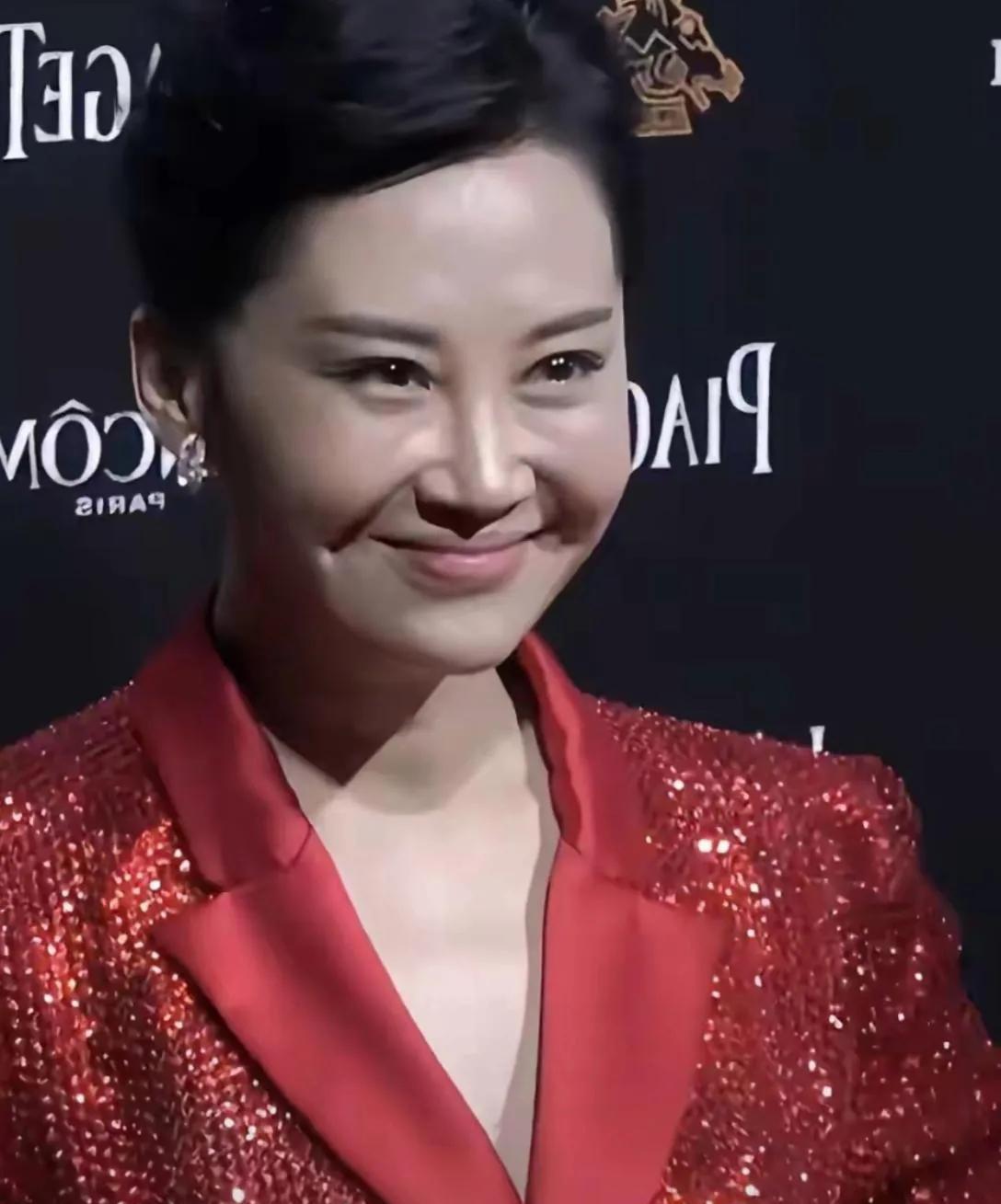 不老女神许晴的花容也失色了，果然岁月不曾饶过谁哈！