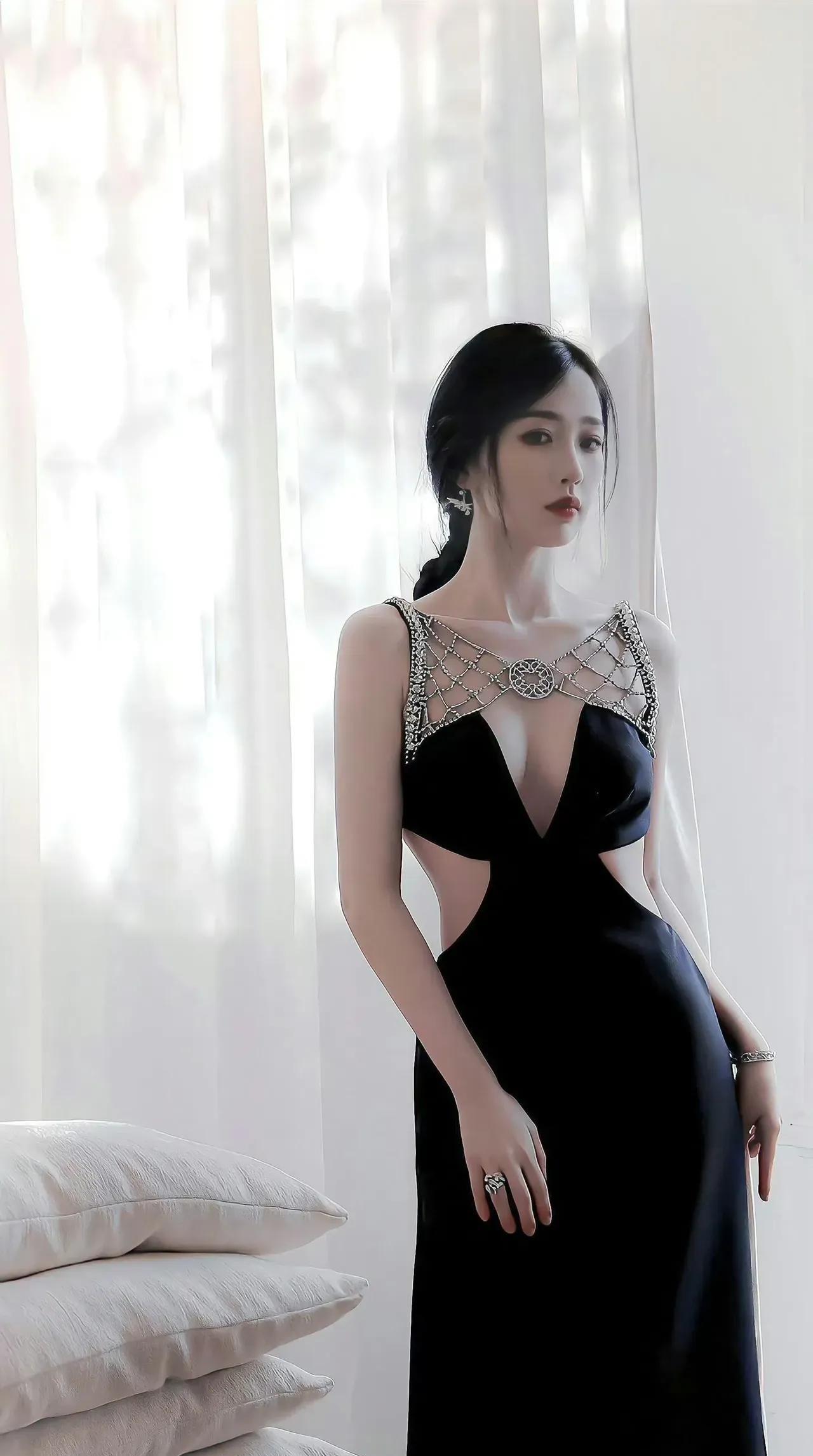 这身材太美啦！凹凸有致，妥妥的美人胚子一枚！
皮肤白白的，超级身材的女神，给人一