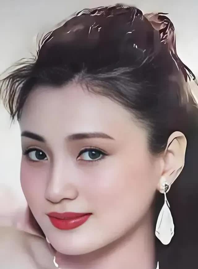 林芳兵，白嫩的肌肤、高高的鼻梁，妩媚多姿的样子，仿佛就是杨贵妃在世。    自从