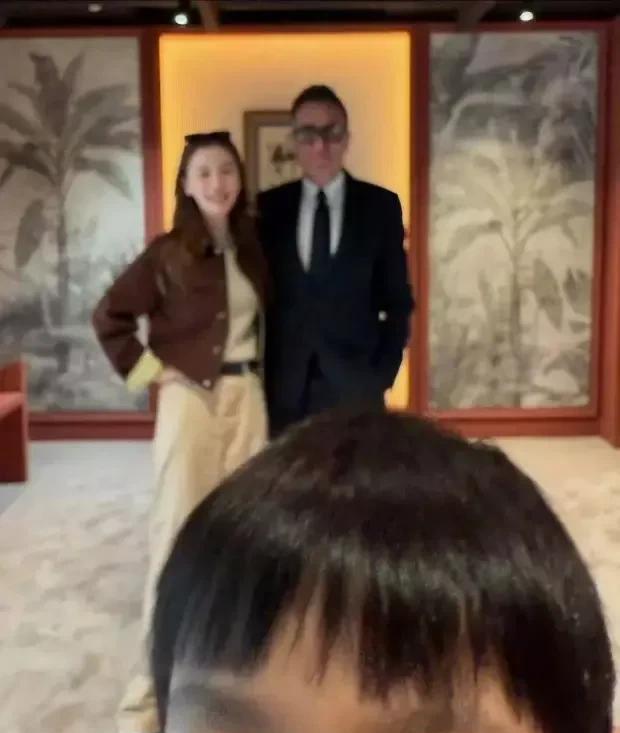 小海绵巴黎T台首秀！Baby晒照惨遭亲儿抢镜：妈咪，C位是我的！
当巴黎高定时装