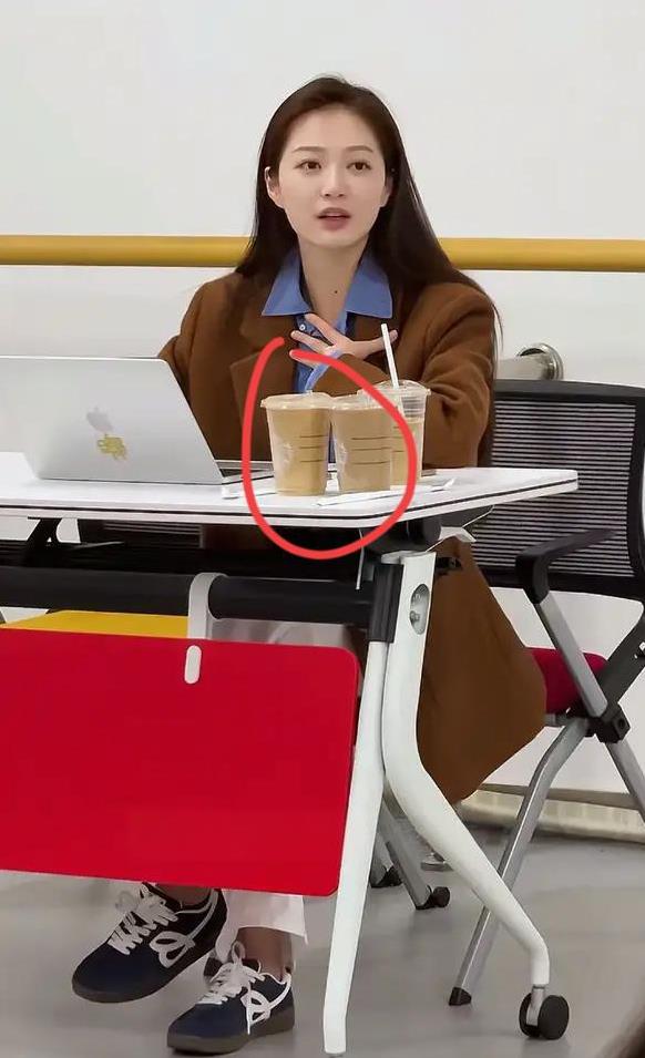 冯琳桌子上的咖啡是星巴克的还是别的品牌