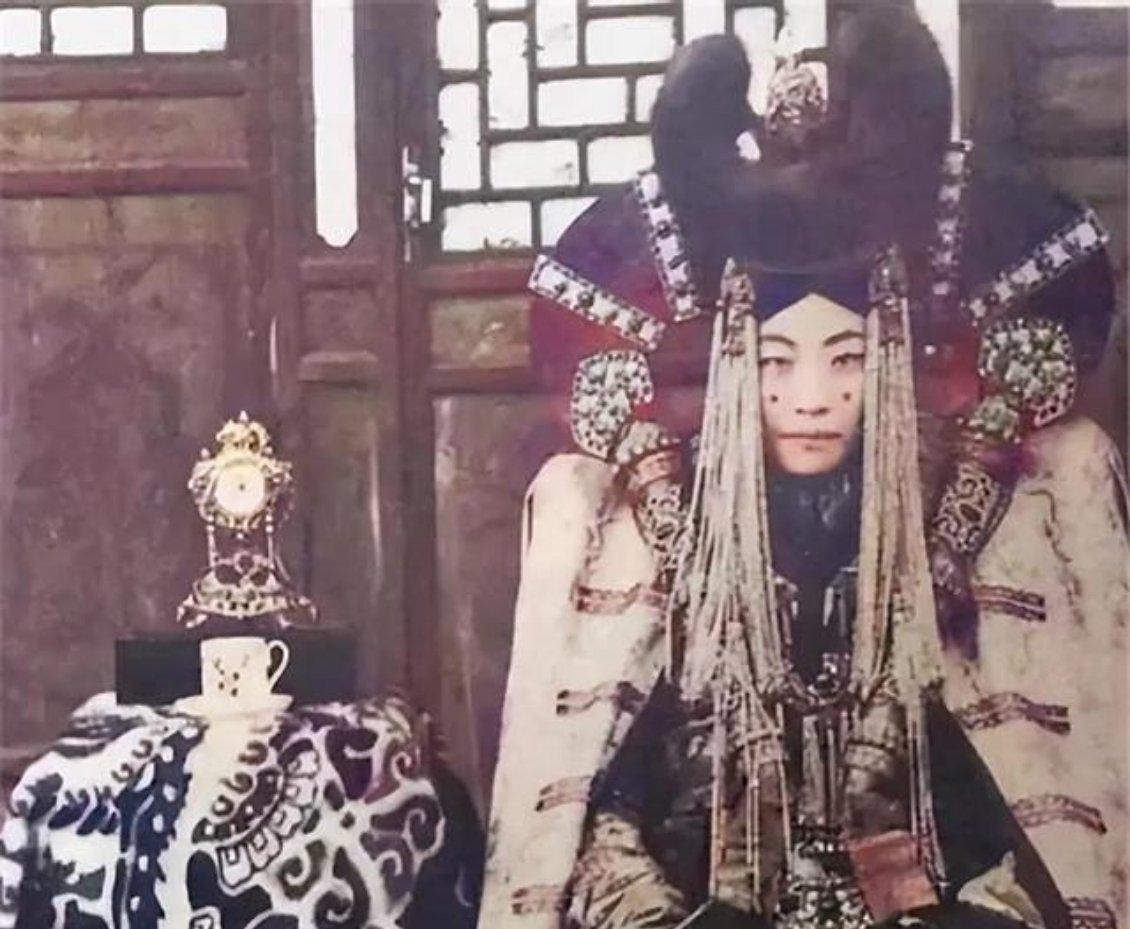这是外蒙古末代皇后格嫩皮勒，1938年5月，被斯大林下令处决，时年35岁。
斯大