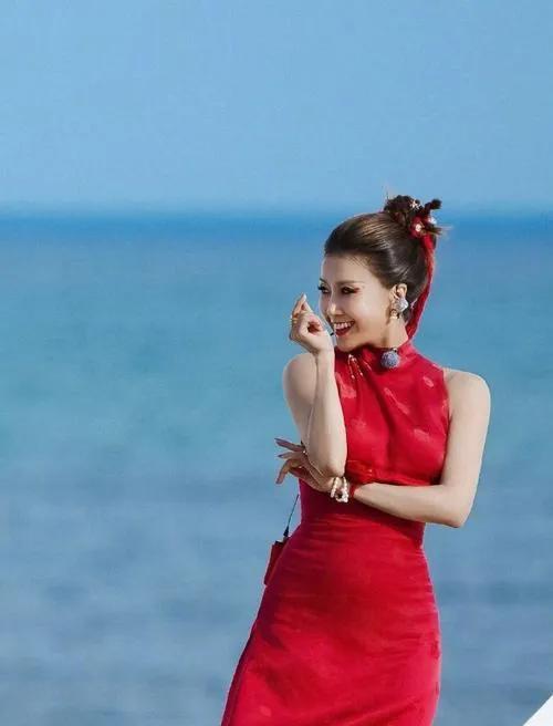 王蓉坦然回应《浪姐6》淘汰，感恩舞台收获，称旅程珍贵无悔。直面结果显大气格局，音