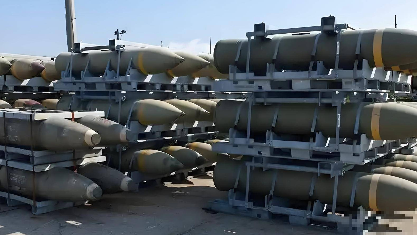 重拳敲打美军！央视公开新型神秘炸弹，290公里外1发瘫痪台岛电网