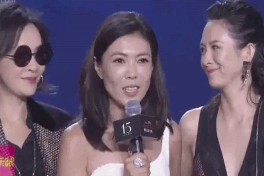 突然理解了芭莎慈善夜章子怡刘嘉玲在苏芒身后对视的眼神了，因为苏芒这种人总是露出一