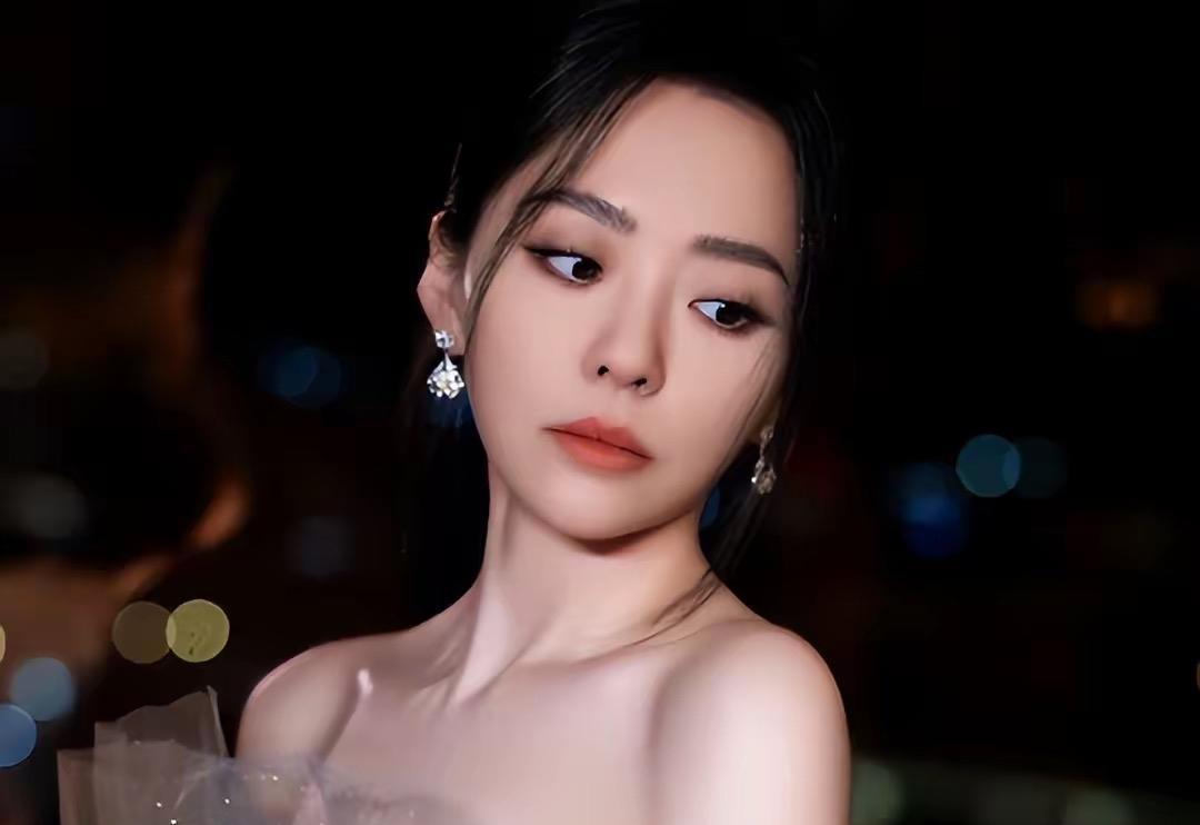 张靓颖痴恋冯轲十五年，换来离婚净身出户。众人以为她会一蹶不振，可她迅速登台，重焕