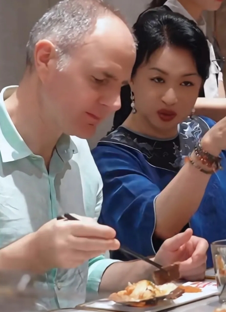 好久在电视上没见金星了！好羡慕她乌黑茂密的头发。《金星秀》啥时候播啊？汉斯先生真