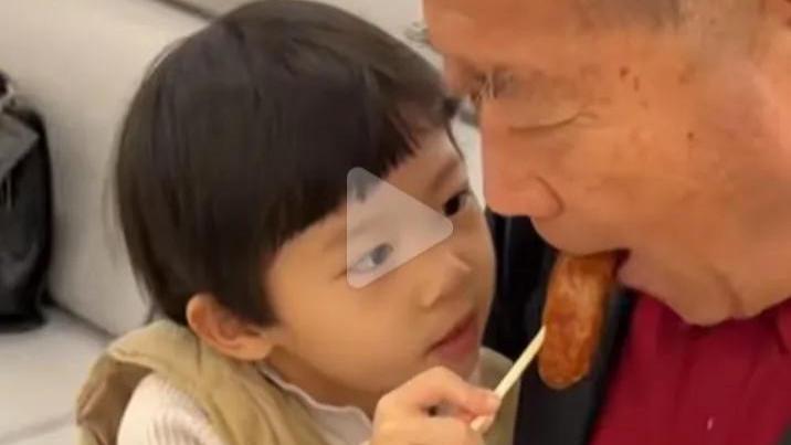 七十四岁老父接女儿放学，父爱无声胜有声，这背后藏着什么秘密？