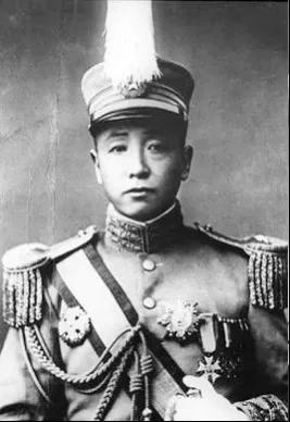 一次，日本人想让张作霖出丑，竟让张作霖当众提字。张作霖一气呵成，就把“手墨”写成